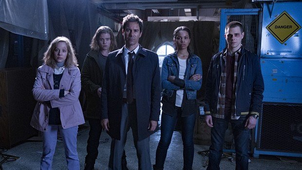 Die "Travelers" sind angeschlagen: (v.l.n.r.) MacKenzie Porter, Reilly Dolman, Eric McCormack, Nesta Cooper und Jared Abrahamson