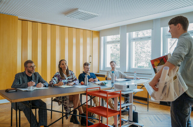 Lennart (r.) will im Studium der Medienkunst durchstarten, doch zuvor muss er das Auswahlgespräch mit Prof. Maulhardt (Dominique Horwitz, l.) und Student Simon (Jano Kaltenbach) überstehen.