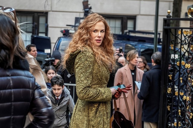Symbolbild: Grace (Nicole Kidman), die mondäne Großstadtfrau, die alles zu haben scheint. Doch im Hintergrund sammelt sich die Presse, in der Hand das Telefon, auf dem der Ehemann nicht erreichbar ist.