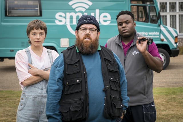 Das Team: Astrid (Emma D'Arcy), Gus (Nick Frost) und Elton (Samson Kayo)