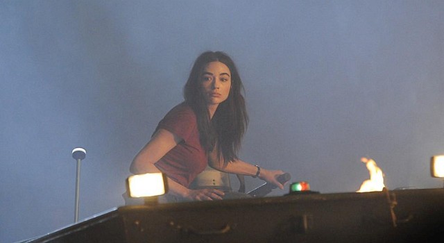 Abby Arcane (Crystal Reed) muss einen düstern Sumpf navigieren.