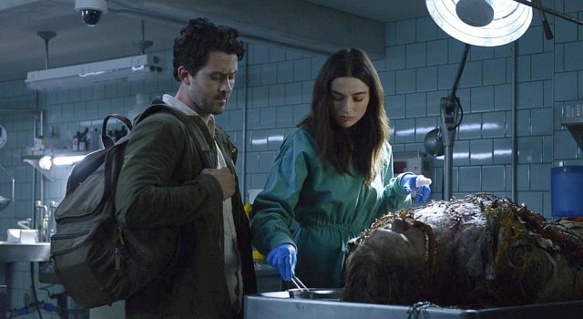 Abby Arcane (Crystal Reed) und Alec Holland (Andy Bean) bei der Obduktion...