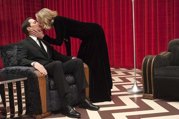 Laura Palmer (Sheryl Lee) flüstert Agent Cooper (Kyle MacLachlan) ein Wort ins Ohr: "Flüstern".