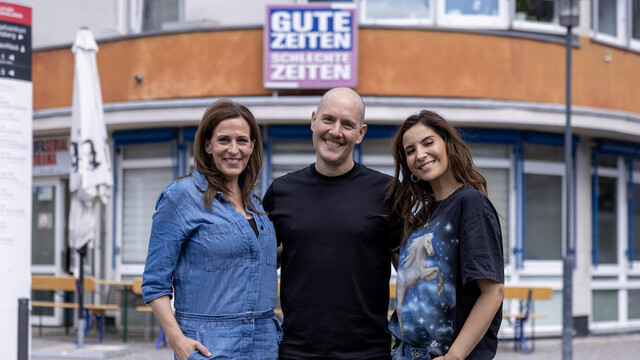 Oliver Petszokat mit Ulrike Frank (l.) und Chryssanthi Kavazi