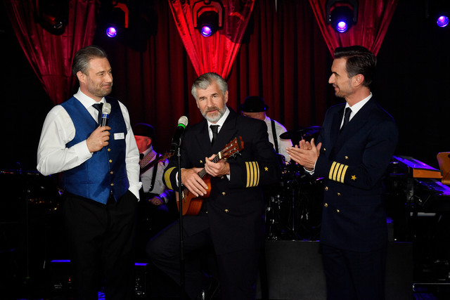 Proben für den Gala-Abend: Tobias (Sasha, l.), Staff-Kapitän Martin Grimm (Daniel Morgenroth, M.) und Kapitän Max Parger (Florian Silbereisen, r.)