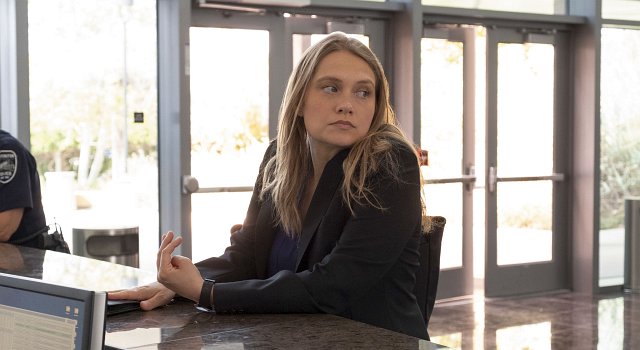 Merritt Wever als Detective Karen Duvall.