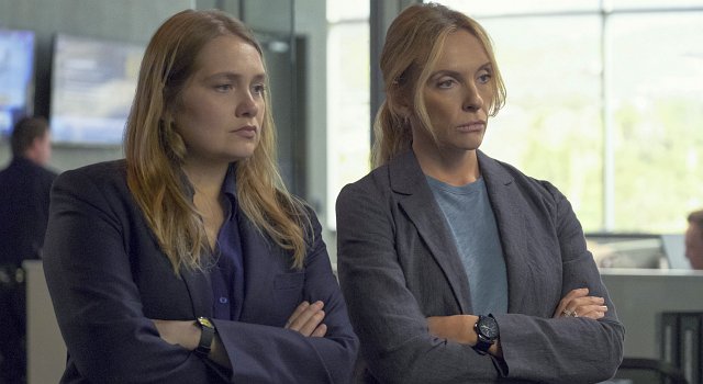 Die Detectives Duvall (Merritt Wever, l.) und Rasmussen (Toni Collette).