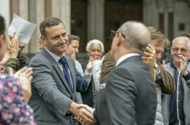 Nach vielen Jahren wird das Gerichtsurteil gegen Lee Castleton (Will Mellor) aufgehoben, sodass der erleichterte Familienvater sein nächstes Ziel ansteuern kann.
