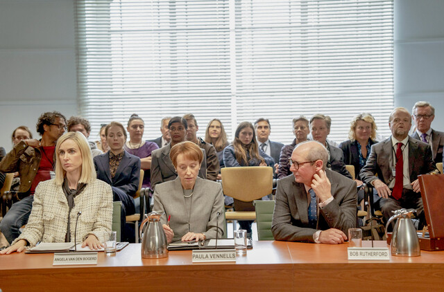 Vor Gericht beäugt der Sachverständige Bob Rutherford (Ian Hart) skeptisch Angela van den Bogerd (Katherine Kelly, l.) und Paula Vennells (Lia Williams) von der Post.