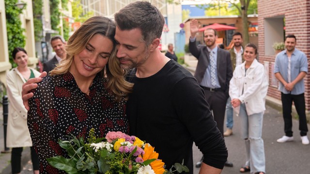 Eva (Claudelle Deckert) mit Dominic (Jo Weil) in "Unter uns"