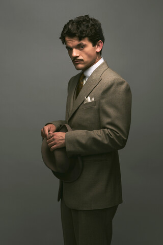 Edward Bluemel als Hercule Poirot