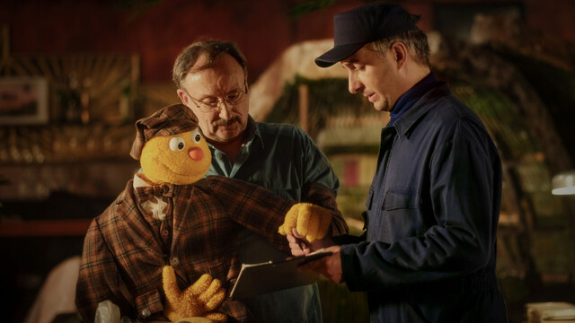 Spencer und Jakob Sesam (Rainer Bock) bestätigen dem Lieferanten (Jan Böhmermann) gemeinsam die Lieferung alter "Hallo Spencer"-Sendebänder.