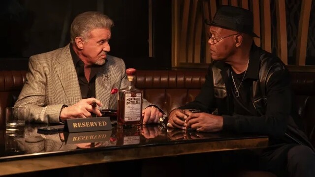Sylvester Stallone (l.) und Samuel L. Jackson in einem Szenenbild aus der dritten Staffel von "Tulsa King"