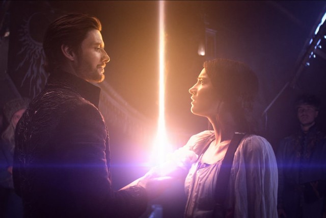 Der Darkling (Ben Barnes) stellt Alina (Jessie Mei Li) auf die Probe.
