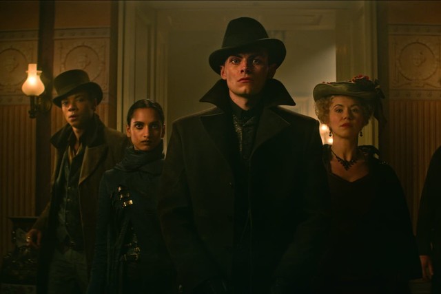 Jesper (Kit Young), Inej (Amita Suman) und Kaz Brekker (Freddy Carter)