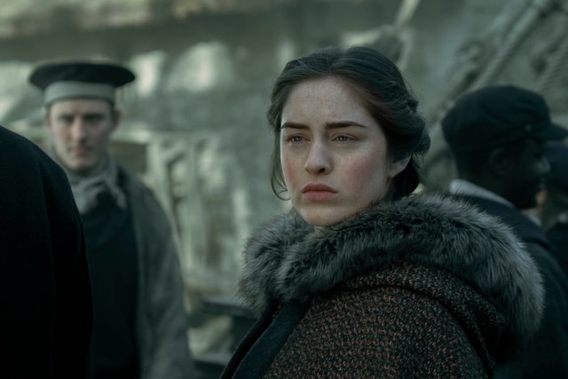 Nina Zenek (Danielle Galligan)