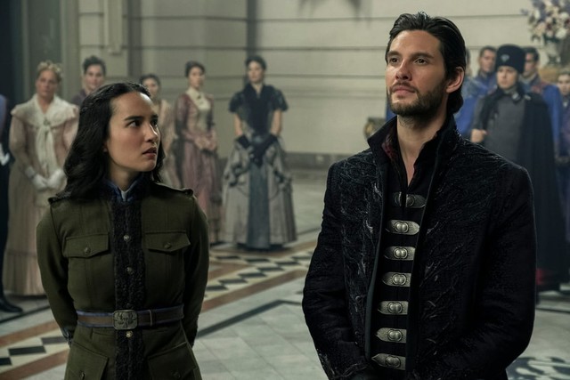 Alina (Jessie Mei Li) und der Darkling (Ben Barnes)
