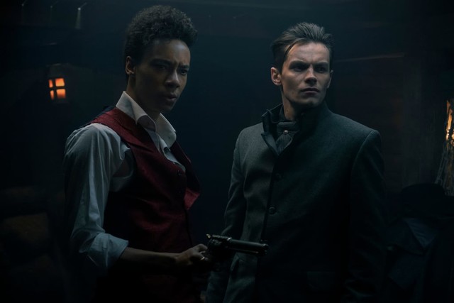Jesper (Kit Young) und Kaz (Freddy Carter)