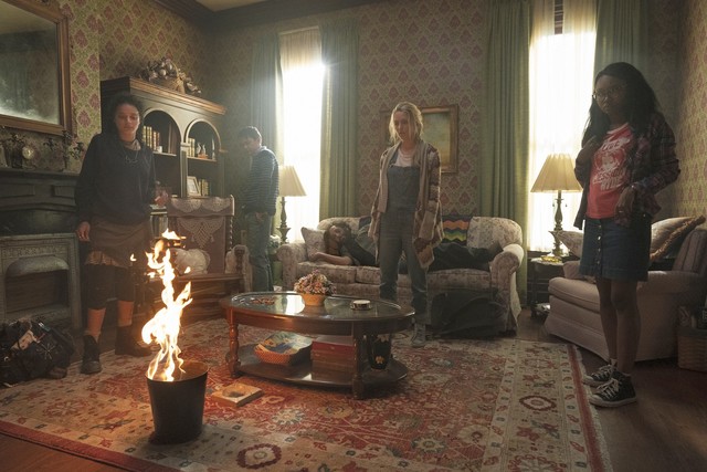 Sasha Lane als Jessica Hyde, Dan Byrd als Ian, Desmin Borges als Wilson Wilson (liegend), Jessica Rothe als Samantha und Ashleigh LaThrop als Becky in "Utopia"