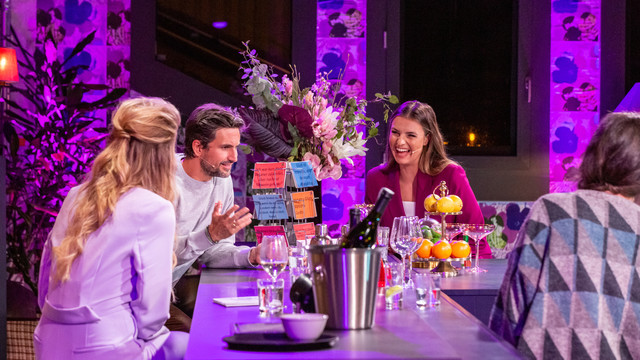 Laura Karasek mit ihren Gästen an der Bar