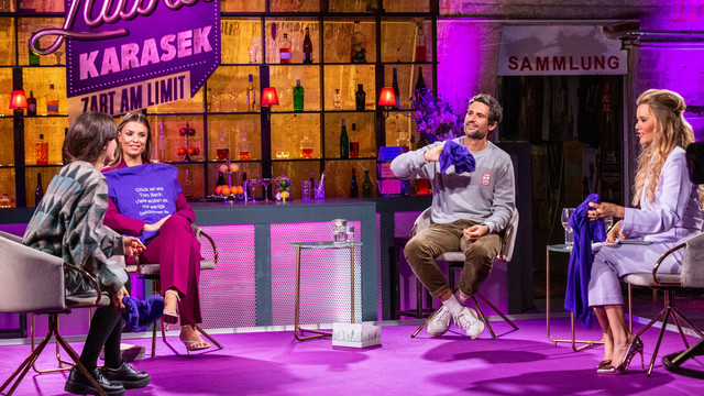 Laura Karasek (r.) mit ihren Gästen Joyce Ilg (l.), Laura Wontorra und Tom Beck