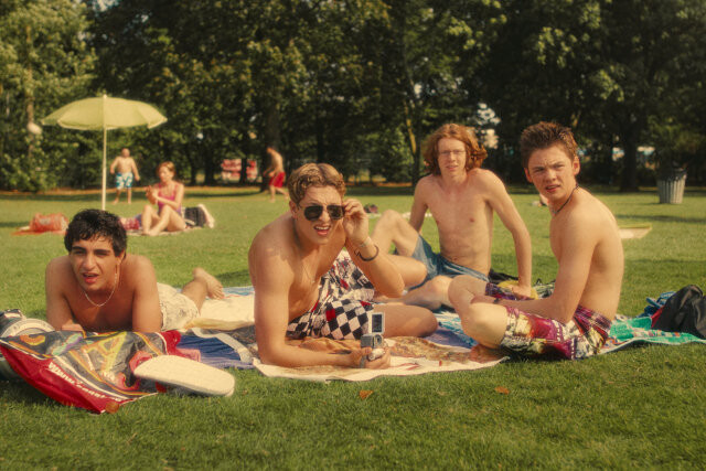 Mädchen abchecken im Freibad: Peppi (Nico Marischka, r.), Gollum (Arsseni Bultmann, 2.v.r.), PD (Jonathan Kriener, 2.v.l.) und Alba (Loran Alhasan, l.)