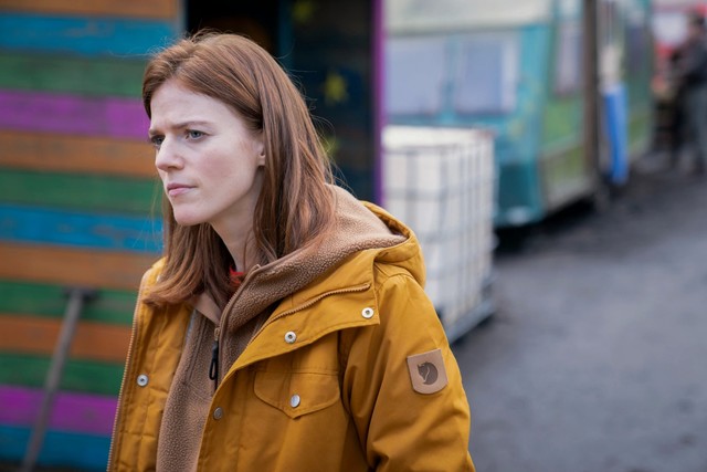Die Polizistin Kirsten Longacre (Rose Leslie) sucht an Land nach Hinweisen.