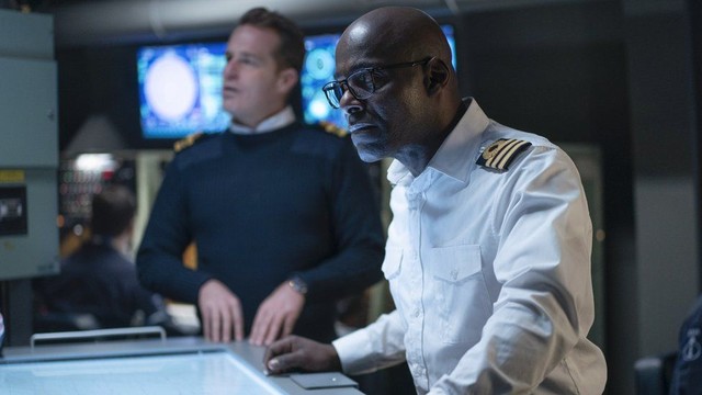 Kommandant Neil Newsome (Paterson Joseph, vorne) und sein Stellvertreter Mark Prentice (Adam James) haben an Bord alle Hände voll zu tun.
