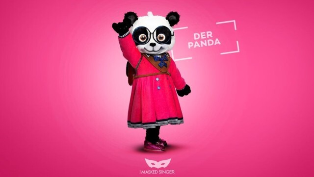 "Der Panda punktet mit Wissen. Das ist das Motto des Pandas. Er liebt es, die Welt zu erkunden und neues Wissen zu sammeln. Mit seinem 1,90 Meter großen Kopfumfang hat er reichlich Platz für clevere Ideen. Auf seinen Reisen begleitet ihn stets sein Schulranzen und sein Teddybär. Jetzt will der neugierige Abenteurer die 'The Masked Singer'-Bühne erobern - Showtime!"