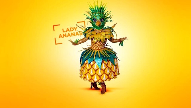 "Lady Ananas liebt Samba und möchte Farbe und Freude auf der ganzen Welt verbreiten. So zuckersüß und zart die Maske scheinen mag, ist sie für den maskierten Star doch nicht einfach zu tragen. Deshalb wurde die Maske mit einem Anteil von 99,9 Prozent Schaumstoff ausgekleidet, um das Gewicht zu reduzieren."