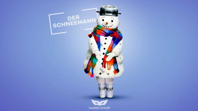 "Um seinen Traum bei 'The Masked Singer' zu verwirklichen, übt der Schneemann täglich, möglichst lange im Rampenlicht zu stehen, ohne zu schmelzen. Er kann seine Karotten-Nase abnehmen und als Mikrofon nutzen. Wenn er sich schüttelt, fällt Kunstschnee. Sein Schal misst ganze fünf Meter."