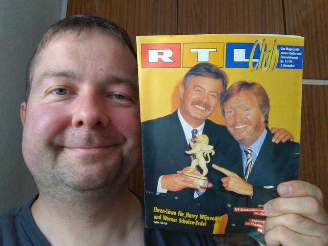 Der Autor dieses Artikels mit einem RTL-Clubmagazin aus dem Jahr 1994