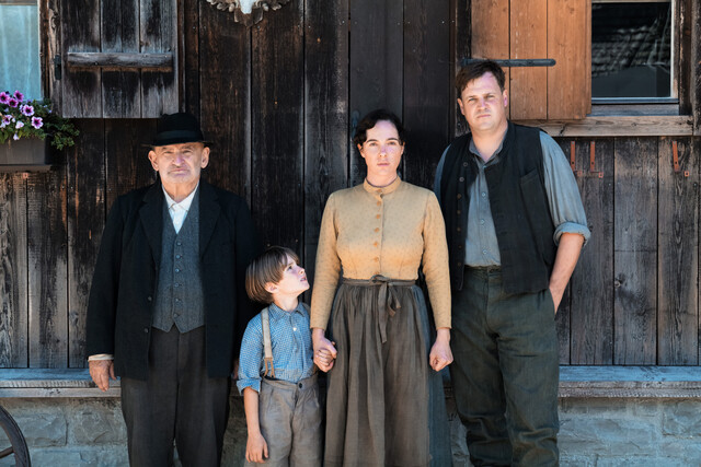 Bauer und Bürgermeister Silvan Heingeiger (Sigi Zimmerschied, l.) mit seinen Kindern Silvan (Frederic Linkemann, r.) und Elies (Verena Altenberger, 2. v. r.), die ihren Sohn Peter "Russl" (Max Jung, 2. v. l.) an der Hand hält.