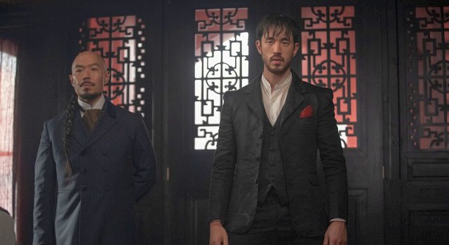 Neuankömmling Ah Sahm (Andrew Koji, r.) mit Waffenhändler Wang Chao (Hoon Lee, l.)