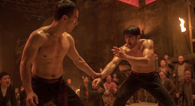 Gegenspieler: Li Yong (Joe Taslim, l.) und Ah Sahm (Andrew Koji, r.)