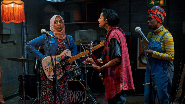 Noch klappt nicht alles mit der frommen Amina an der Gitarre. Sängerin Saira braust dann gerne auf.