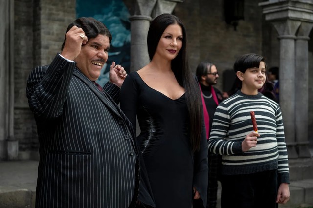 Der Rest der Addams Family spielt nur Nebenrollen: Gomez (Luis Guzmán, l.), Morticia (Catherine Zeta-Jones) und Pugsley (Issac Ordonez).