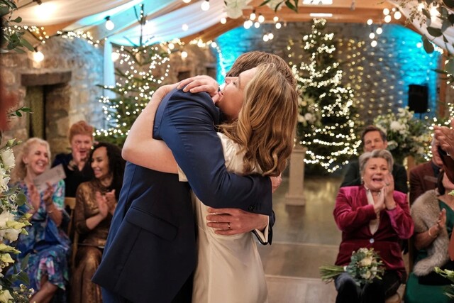 Kris Marshall als DI Humphrey Goodman und Sally Bretton als Martha Lloyd in "Beyond Paradise"