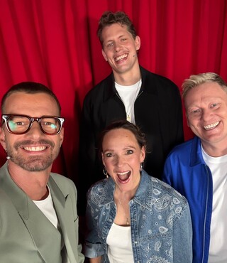 Joko Winterscheidt (l.) mit Moritz Wagner (hinten), Carolin Kebekus und Jens "Knossi" Knossalla