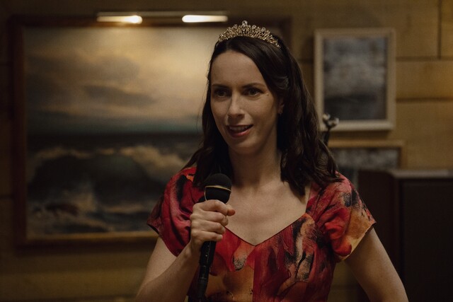 Was soll schon schiefgehen? Patricia (Kate O'Flynn) wird zur K&ouml;nigin der Party.