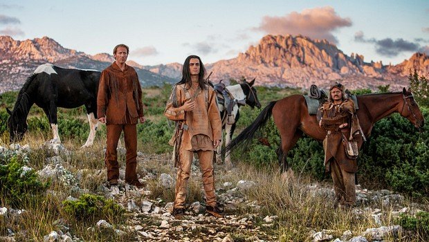 In malerischer Kulisse: (v.l.) Old Shatterhand (Wotan Wilke Möhring), Winnetou (Nik Xhelilaj) und Sam Hawkens (Milan Peschel)