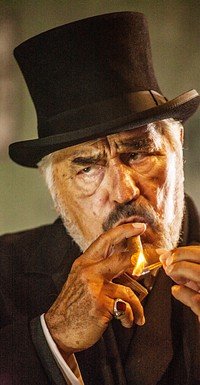 Santer Senior (Mario Adorf)