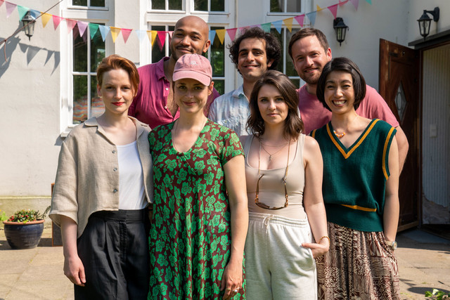 Der Cast zu "Wir" mit Katharina Nesytowa, Eva Maria Jost, Erol Afsin, Malick Bauer, Lorris André Blazejewski, Natalia Rudziewicz und Le-Thanh Ho.