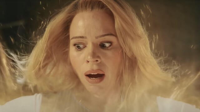 Im Finale von Staffel 15 "regeneriert" der Doktor und nimmt die Gestalt von Rose Tyler (Billie Piper) an.
