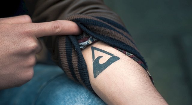 Das Symbol der Welle als Tattoo: Wenn man es wirklich ernst meint.