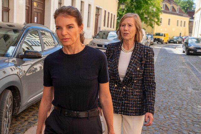 Viola Delbrück (Yvonne Catterfeld, links) trifft auf ihre Mutter Rose (Petra Zieser).