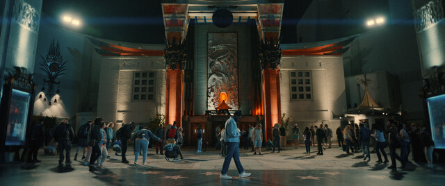 Sieht zun&auml;chst nach Superhelden-Mythos aus, ist aber realistisch: Simon (Yahya Abdul-Mateen II) spaziert vor dem 'Chinese Theatre' in Hollywood und auf dem Walk of Fame entlang.