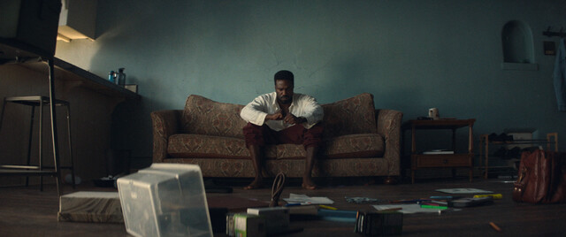 Simon (Yahya Abdul-Mateen II) in seiner heruntergekommenen Bude.