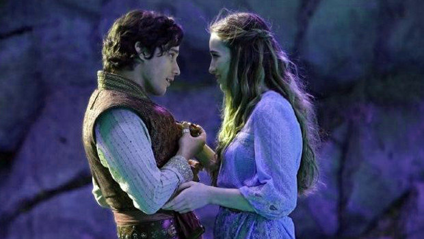 Alice (Sophie Lowe) trifft im Wunderland auf den attraktiven Flaschengeist Cyrus (Peter Gadiot).