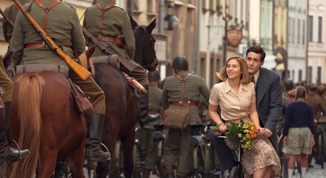 Junge Liebe zwischen Harry (Jonah Hauer-King) und Kasia (Zofia Wichlacz) im Schatten der berittenen polnischen Soldaten - die gegen Nazi-Panzer keine Chance haben werden.